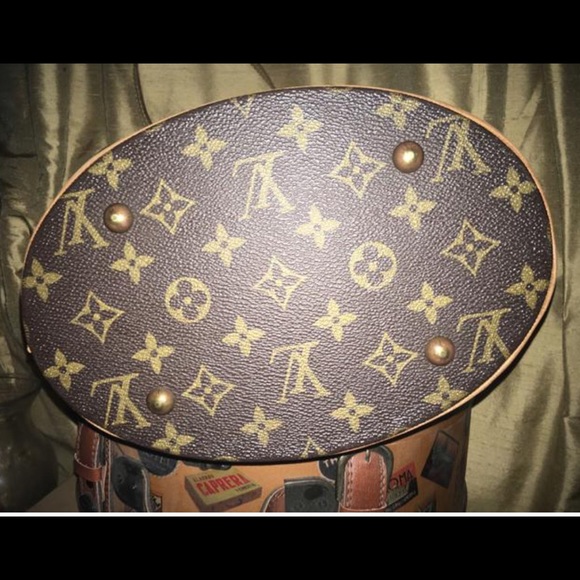 Louis Vuitton
Bucket pm Monogram Shoulder Bag - Picture 6 of 12